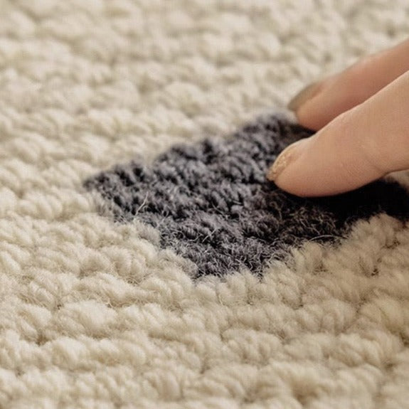 純天然羊毛を使用した機械織りのカーペット！長くご愛用できる高品質な一品（Black Stone Apartment）